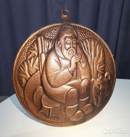 Панно Старик с собакой. Латунь