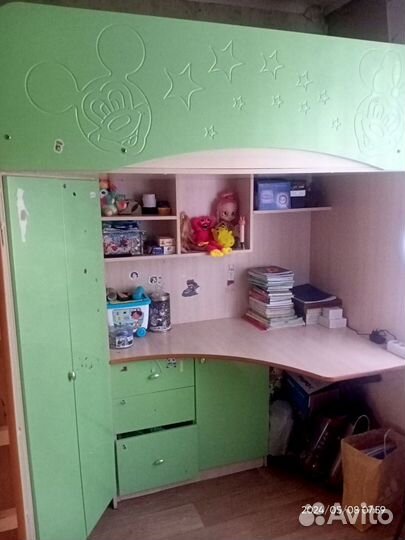 Детская кровать чердак со столом и шкафом