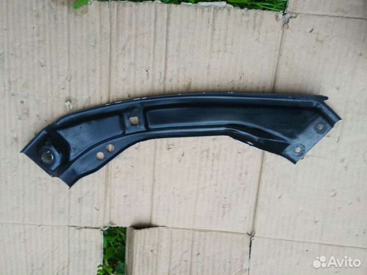 Кронштейн передней панели правый Skoda Rapid 2