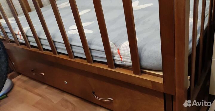 Детская кроватка с маятником