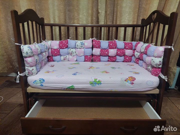 Детская кроватка с маятником и ящиком