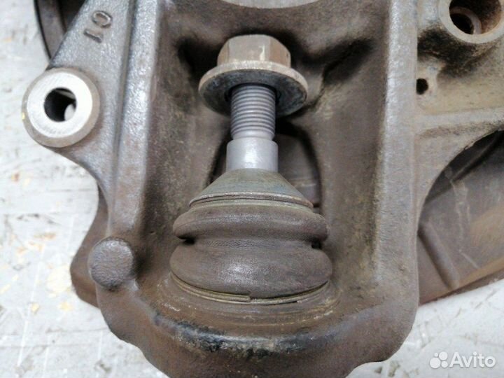 Кулак поворотный задний правый Mercedes-Benz R350