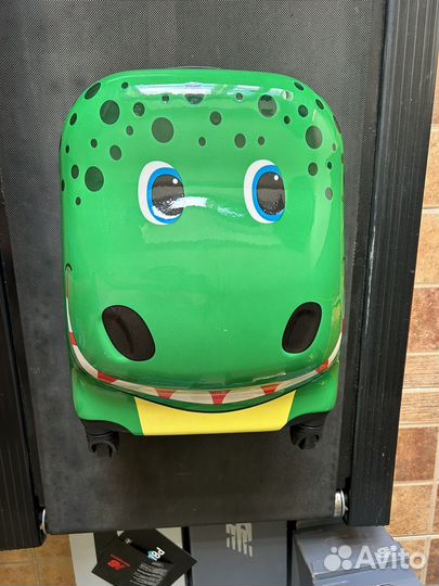 Детский чемодан на колесиках