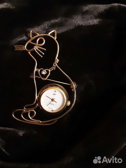 Часы-брошь кошка