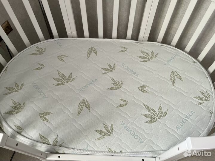 Детская кроватка круглая (овальная) с маятником