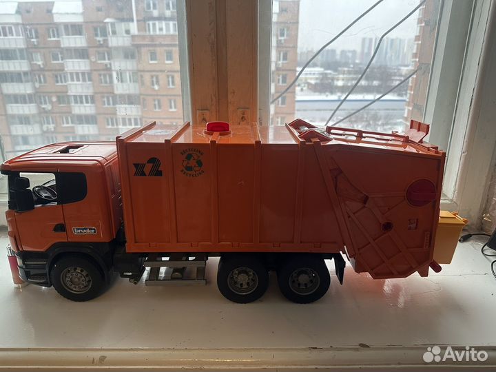 Мусоровоз Bruder Skania