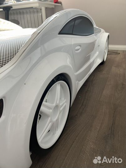 Кровать детская в виде машинки