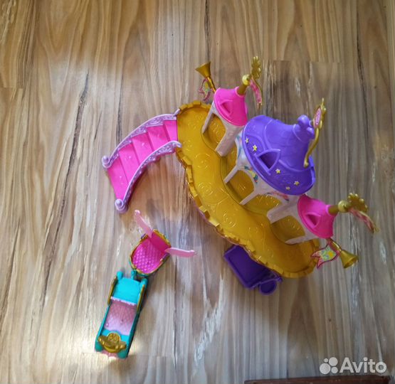 Замок и праздничный автомобиль.MY little pony