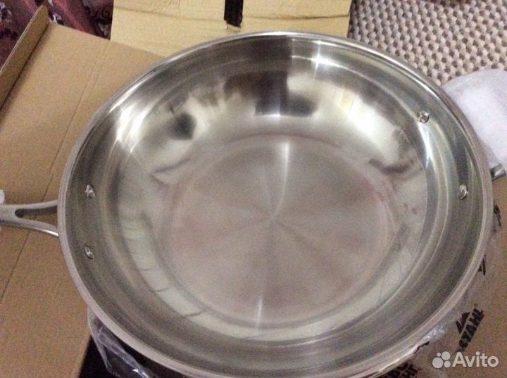 Большая стальная сковорода