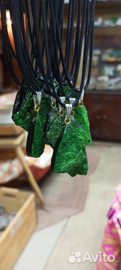 Камни и минералы Уваровит. Горный Хрусталь (Кварц)