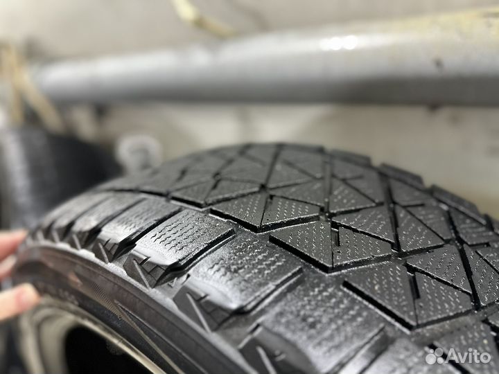 Bridgestone Blizzak DM-V2 285/45 R22 110T