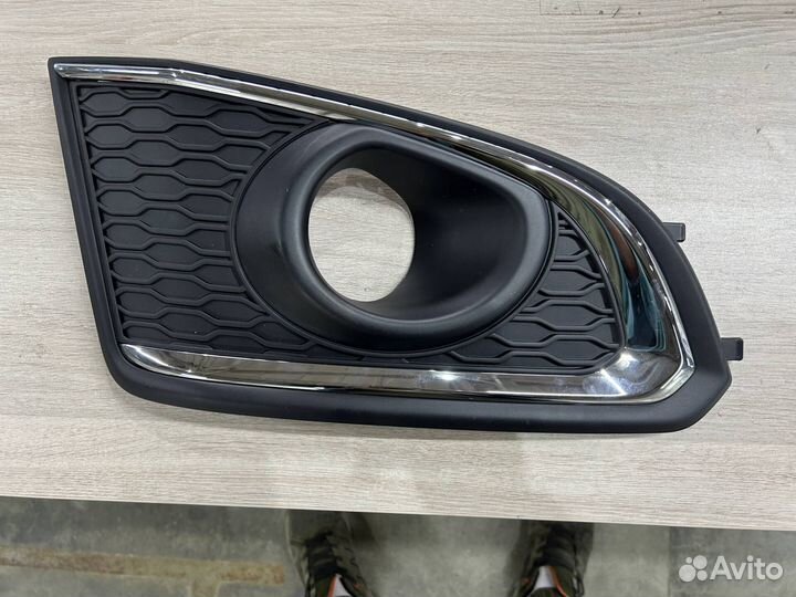 Накладка противотуманной фары правая