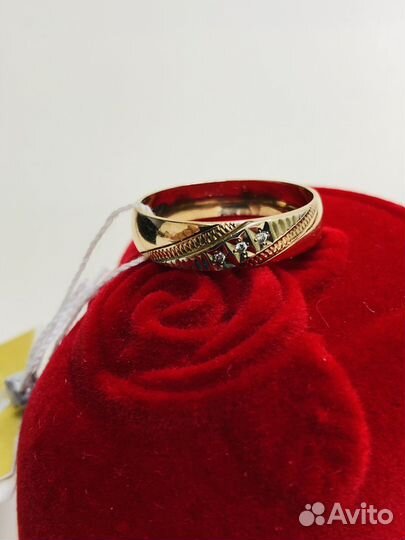 Золотое кольцо с бриллиантом