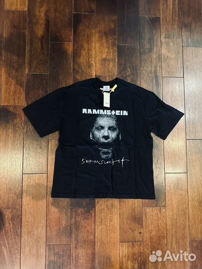 Vetements Rammstein футболка на руках
