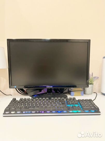 Игровой компьютер с монитором и клавиатурой