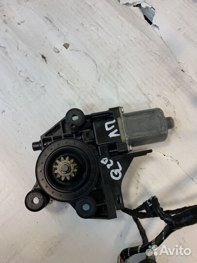 Мотор стеклоподъёмника левый Ford Focus 2