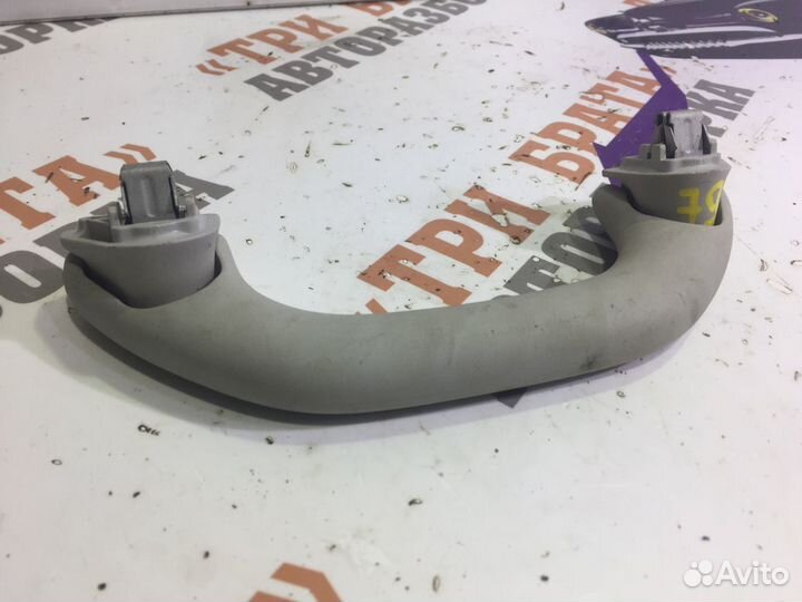 Шкода Рапид Ручка потолочная передняя правая Прав