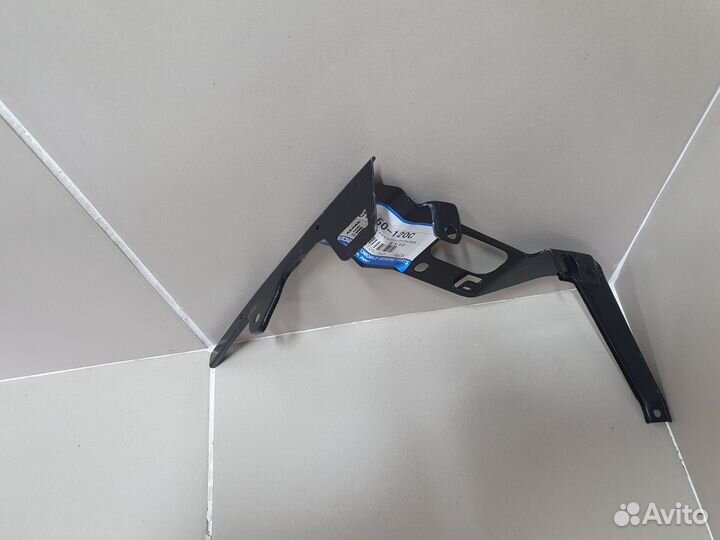 Кронштейн переднего бампера правый Mazda Xedos 9