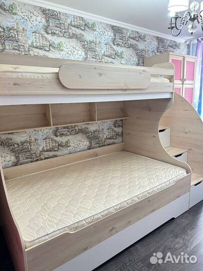 Двухъярусная кровать три спальных места