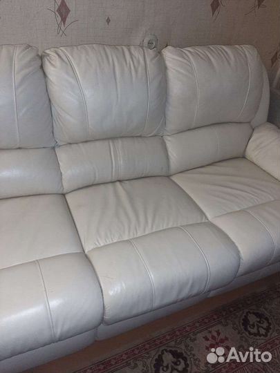 Белый кожаный диван
