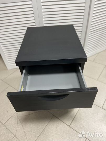 Тумба выкатная стальная с замком