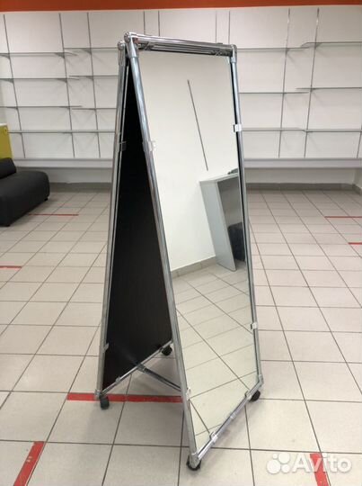 Зеркало на колесиках