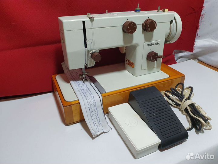 Швейная машинка Чайка 143а