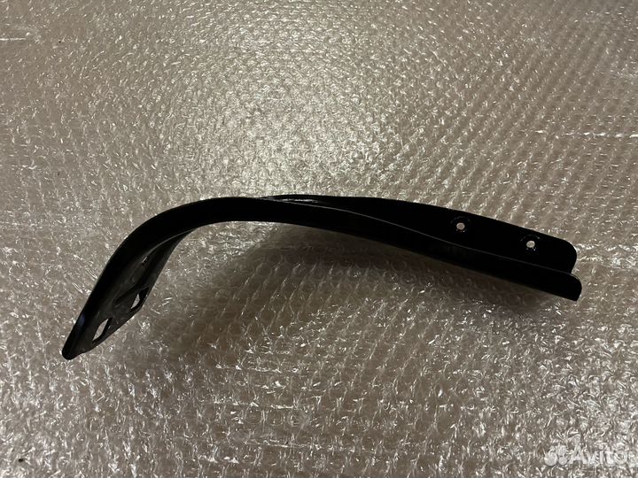 Правый кронштейн крепления фары Mercedes W212