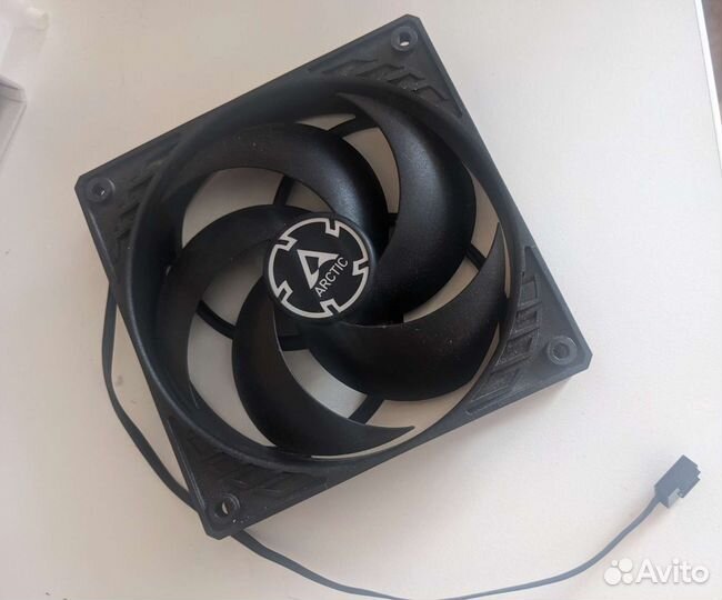 Вентилятор для корпуса Arctic P12 PWM