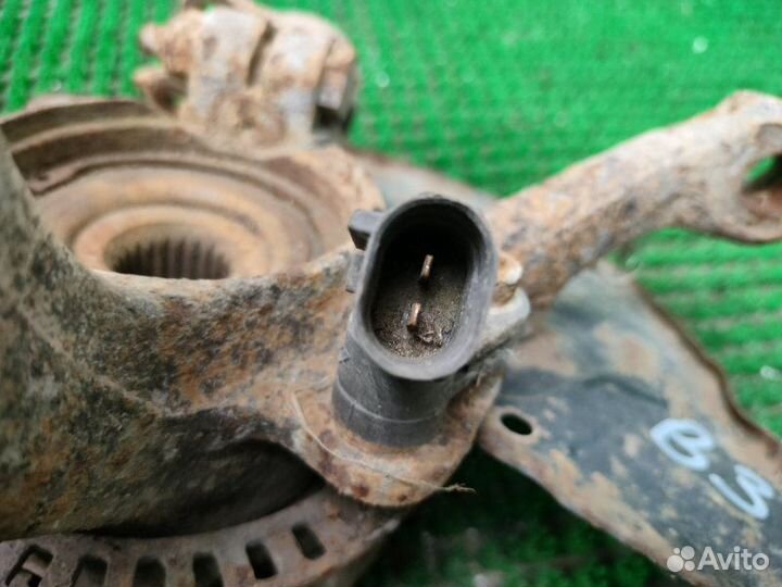 Кулак поворотный передний левый Volkswagen Passat