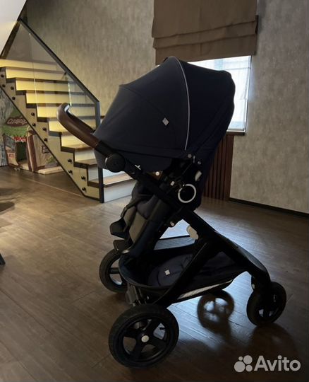 Коляска stokke trailz v6 синяя на черном шасси