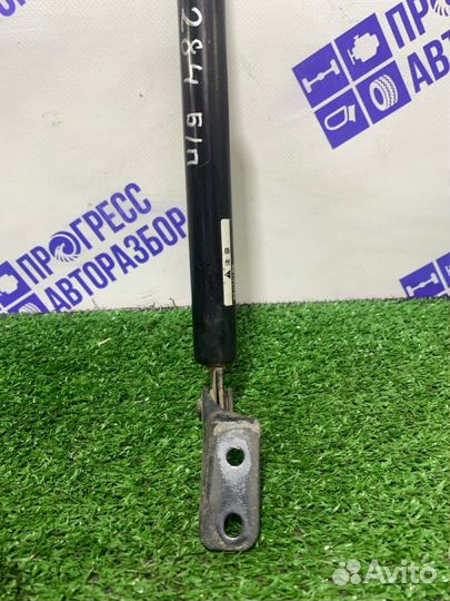 Амортизатор багажника задний правый Nissan Tiida