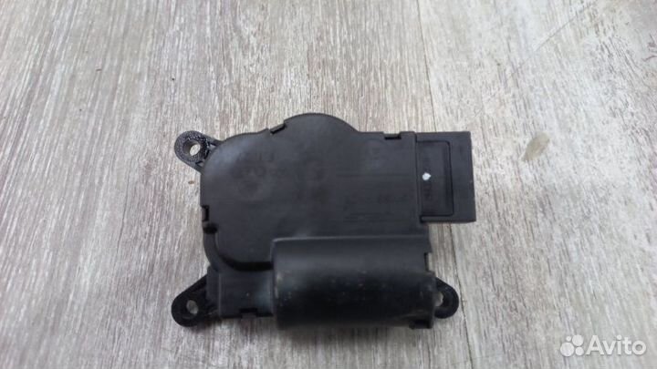 Моторчик заслонки отопителя Volkswagen Touareg 7LA