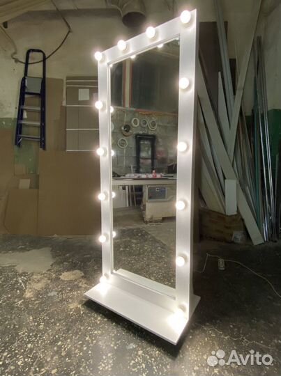 Новое зеркало с подсветкой на полке