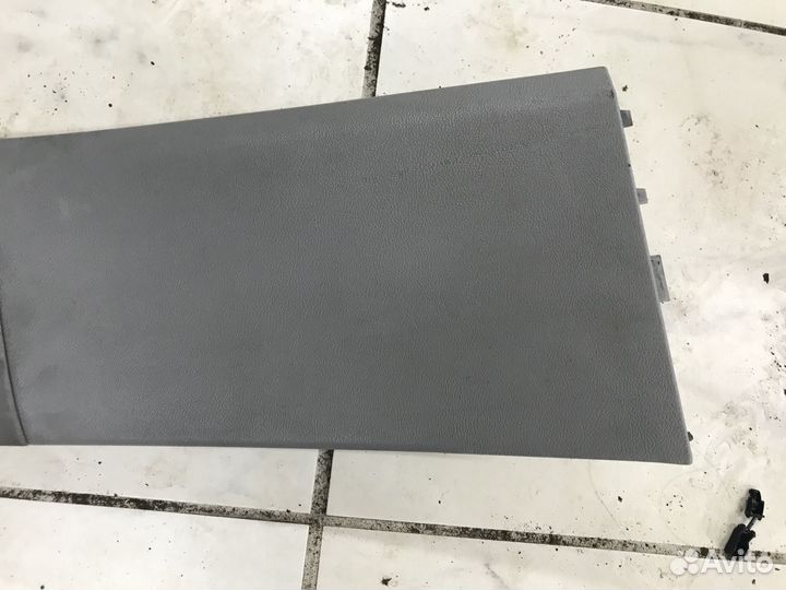 Обшивка средней стойки правая VW Touareg