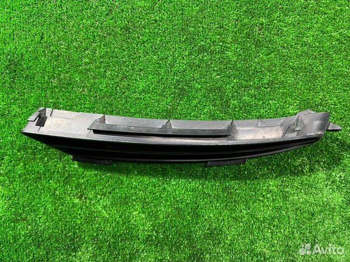 Заглушка бампера передняя правая Toyota Ipsum