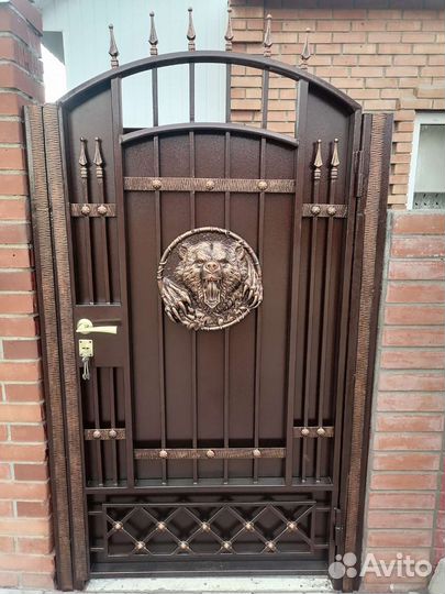 Кованая калитка с медведем