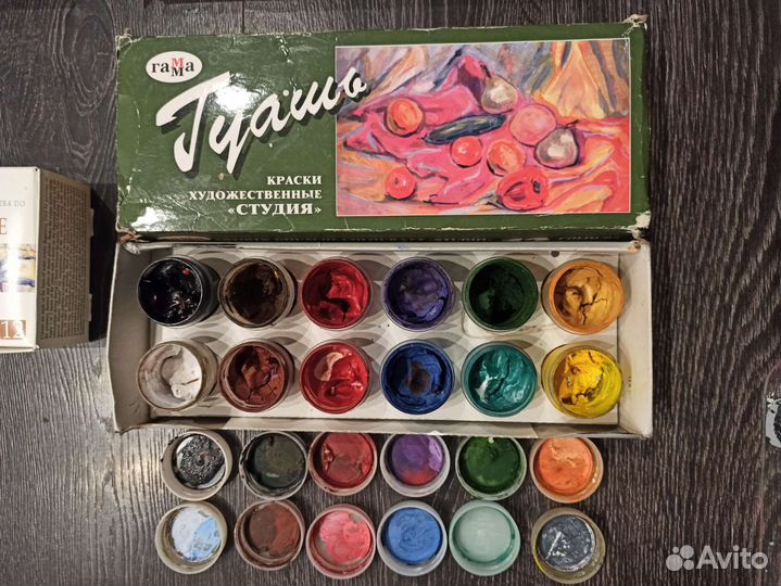 Художественные принадлежности контейнером