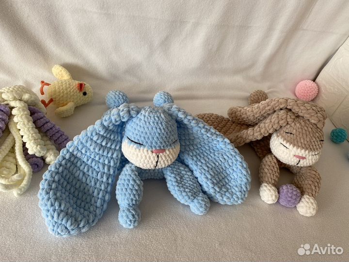 Вязаные игрушки комфортер зайка