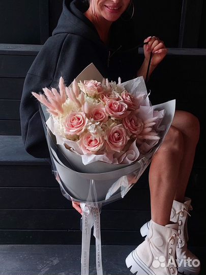 Букет из роз и гортензий