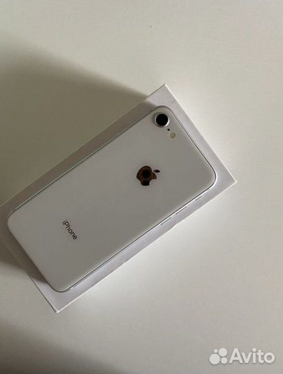 Телефон iPhone 8
