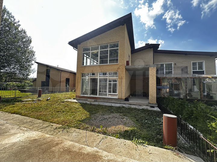 Таунхаус 240 м² на участке 6,3 сот.