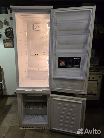 Встраиваемый холодильник Hot-Point
