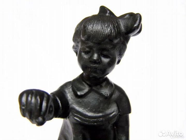 Девочка кормит голубей Каслинское литье Куса 1974