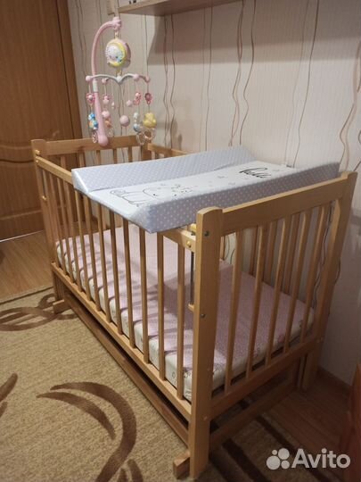 Детская кроватка с поперечным маятником
