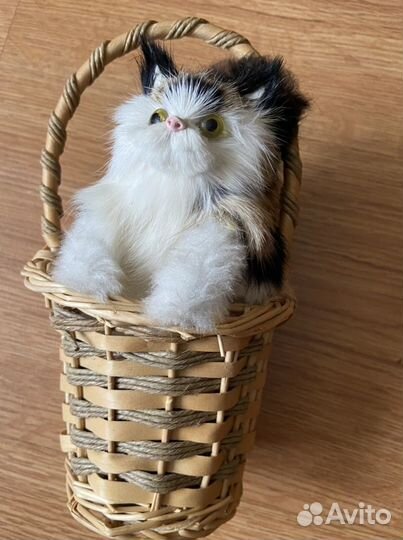 Игрушка котенок в корзине