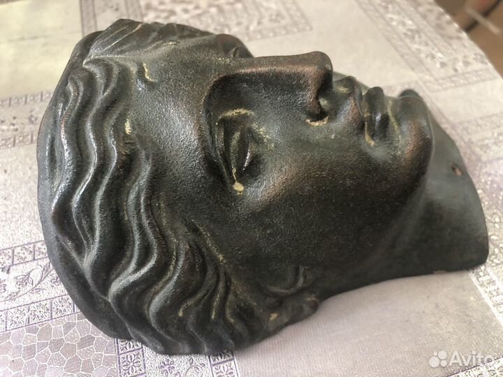 Женская головка - сувенир, крепится на стену