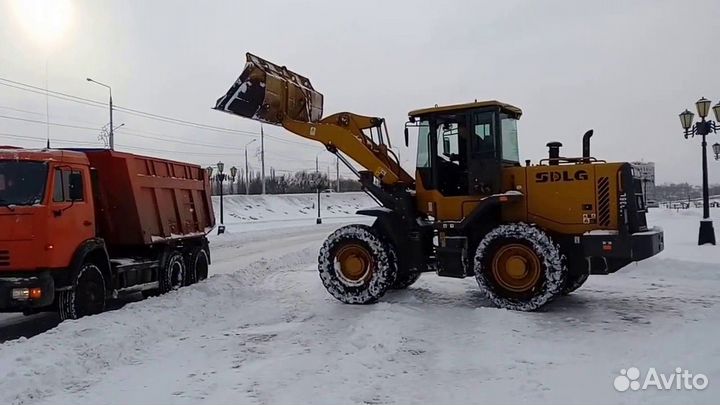 Чистка снега трактором