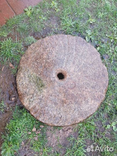 Жернов каменный