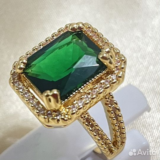Кольцо с изумрудом